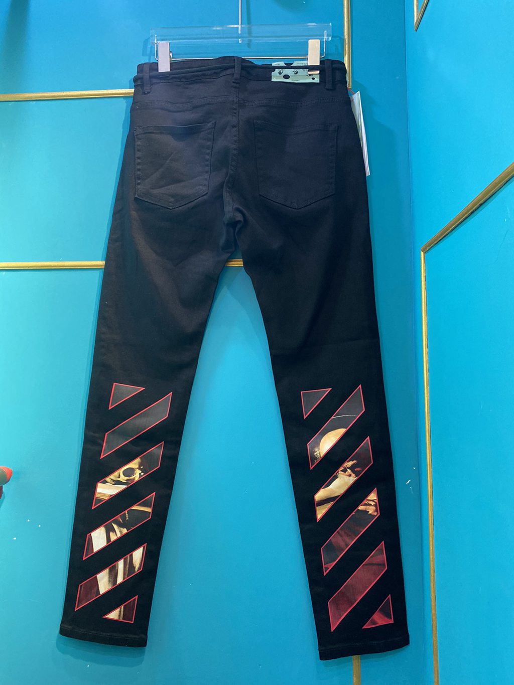OFF WHITE